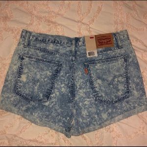 NWOT Levi’s shorts size 32